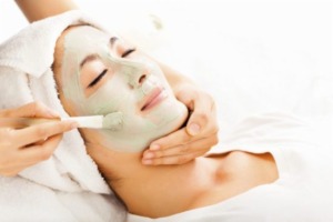 klei masker op het gezicht in de schoonheidssalon, bij basisverzorging klei masker op het gezicht in de schoonheidssalon, bij basisverzorging