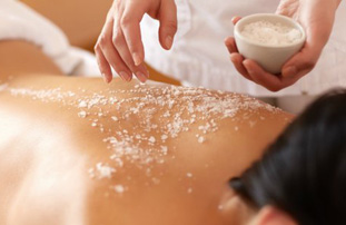 scrubben van de rug van een vrouw